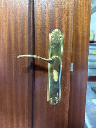 Puerta de madera maciza