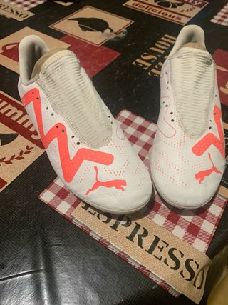Botas de fútbol Puma blancas y naranjas