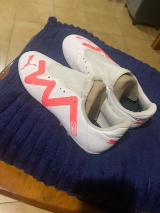Botas de fútbol Puma blancas y naranjas