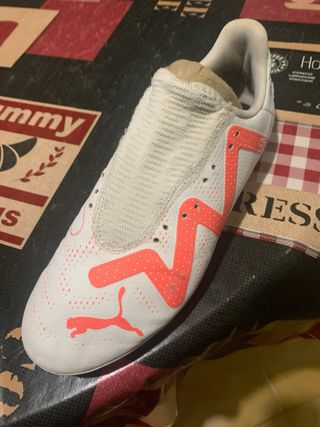 Botas de fútbol Puma blancas y naranjas