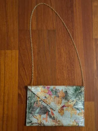 Bolso de mano "Fórmula Joven" con cadena.