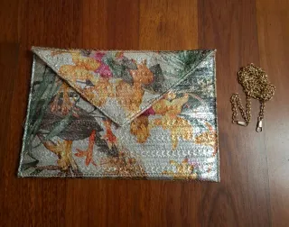 Bolso de mano "Fórmula Joven" con cadena.