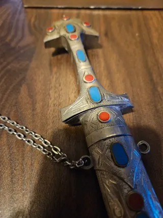 Pugnale antico decorato con pietre