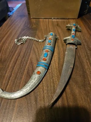 Pugnale antico decorato con pietre