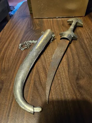 Pugnale antico decorato con pietre