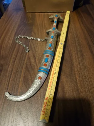 Pugnale antico decorato con pietre