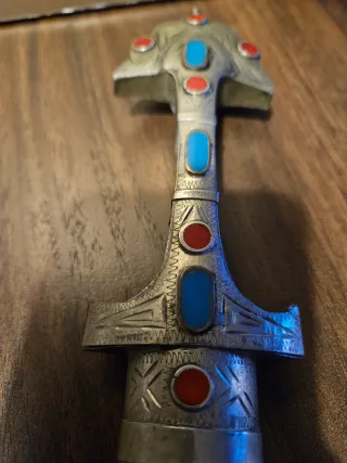 Pugnale antico decorato con pietre