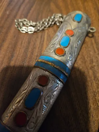 Pugnale antico decorato con pietre