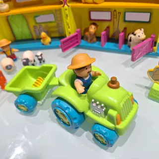 Granja animales con tractor