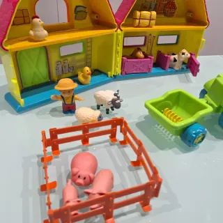 Granja animales con tractor