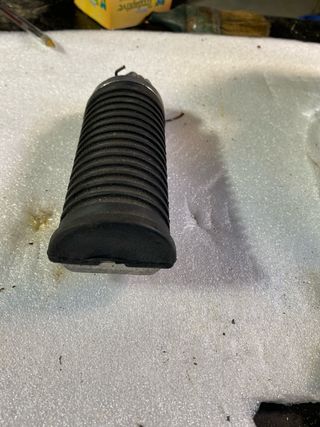 Reposapiés delantero derecho Hyosung