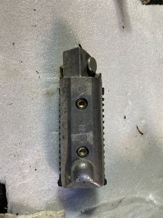 Reposapiés delantero derecho Hyosung