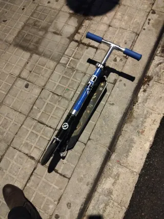 Patinete infantil azul y negro