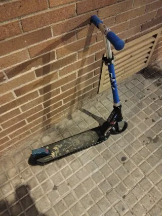 Patinete infantil azul y negro