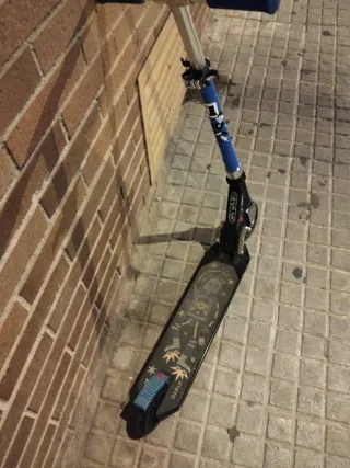 Patinete infantil azul y negro