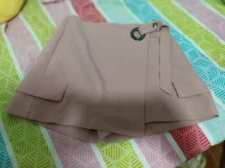 Falda pantalón rosa con detalle de anilla