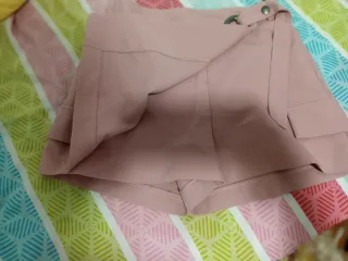 Falda pantalón rosa con detalle de anilla