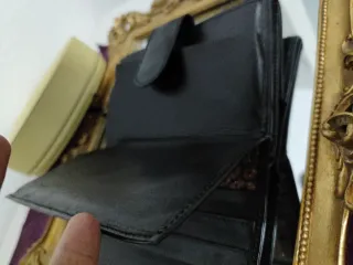 Cartera de piel negra