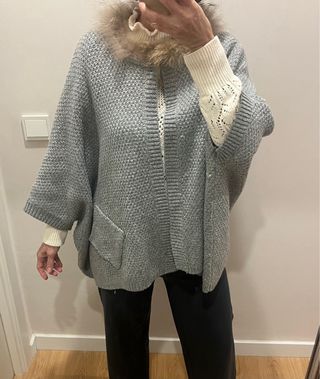 Poncho capa gris con cuello de pelo