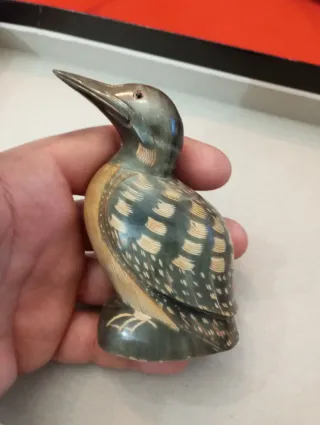 Scultura uccello in corno intagliato