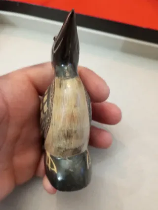 Scultura uccello in corno intagliato