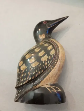 Scultura uccello in corno intagliato