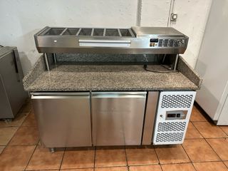 Mesa preparación pizza con vitrina refrigerada