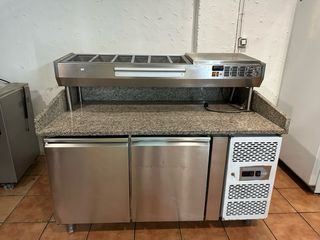 Mesa preparación pizza con vitrina refrigerada
