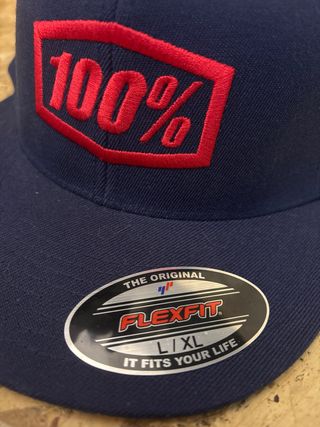 Gorra plana 100% azul y roja