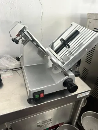 Cortadora de fiambres 25 cm.