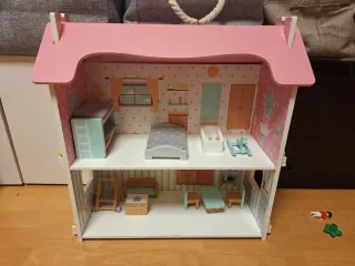 Casita de muñecas de madera