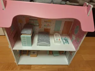 Casita de muñecas de madera