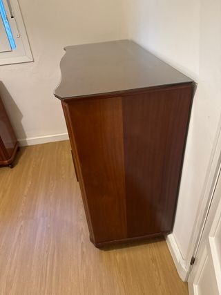 Cómoda de caoba con 4 cajones y cristal protector