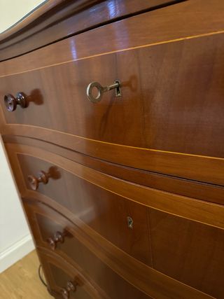 Cómoda de caoba con 4 cajones y cristal protector