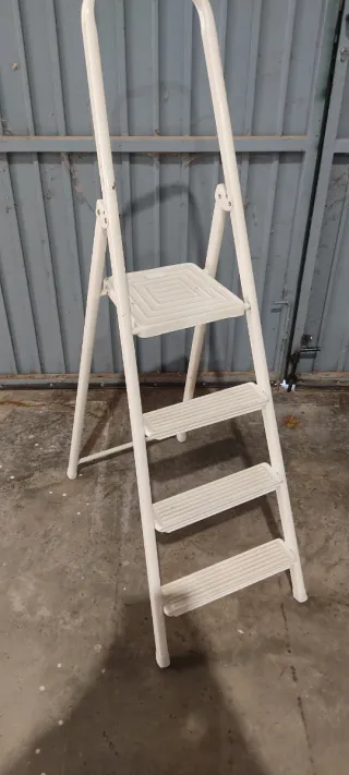 Escalera blanca para casa