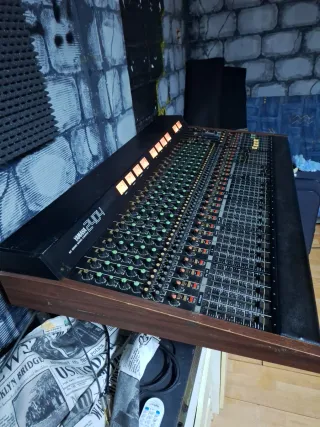 Yamaha 24-4-2 Mesa de Mezclas