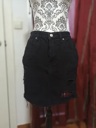 Falda vaquera negra desgastada