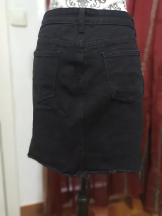 Falda vaquera negra desgastada