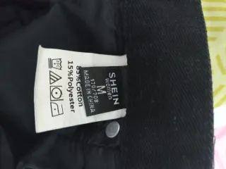 Falda vaquera negra desgastada