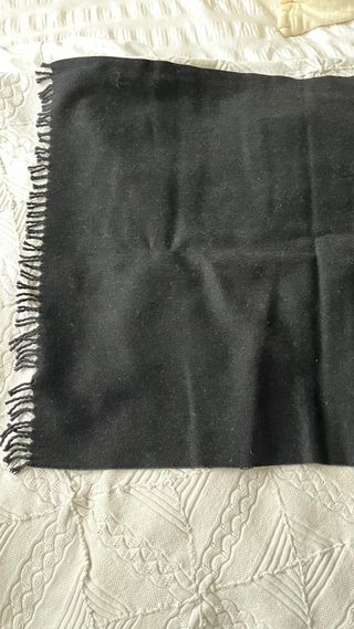 tapabocas bancal  antiguo de lana negra