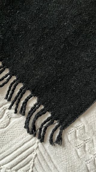 tapabocas bancal  antiguo de lana negra