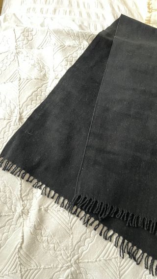 tapabocas bancal  antiguo de lana negra