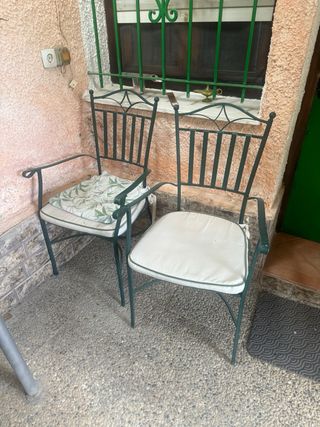 2 poltrone e 4 sedie in ferro e 3 poltrone