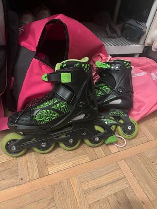 Patines en línea negros y verdes
