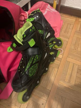 Patines en línea negros y verdes