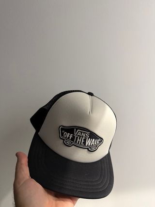 Gorra Vans “off the wall” Trucker Negra y Blanca