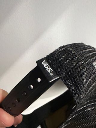 Gorra Vans “off the wall” Trucker Negra y Blanca