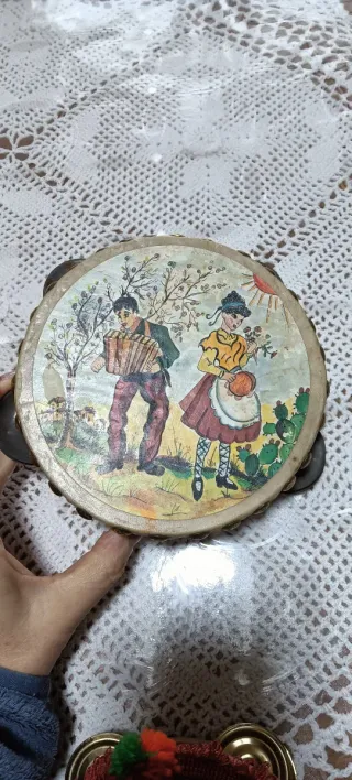 Tre tamburelli siciliani decorati