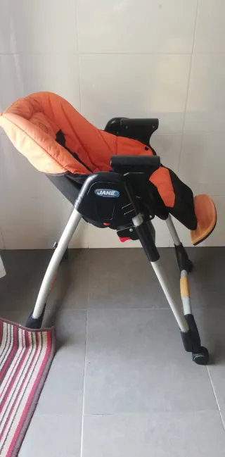 Trona infantil naranja marca Jane