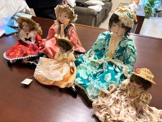 Vecchie bambole di porcellana